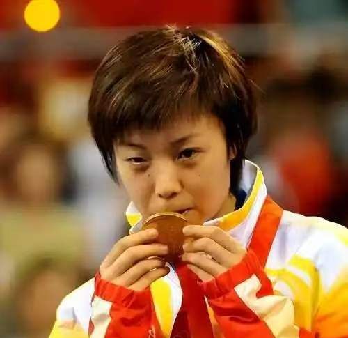 邓亚萍乒乓球有多强_邓亚萍王楠张怡宁李晓霞比较_中国乒乓女队历史最伟大选手