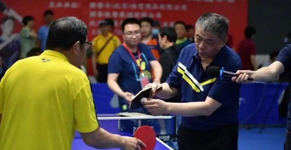 乒乓球横拍握法_乒乓球发力技巧松紧转换_乒乓球握拍松紧切换
